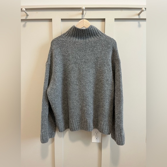 H&M Sweaters - H&M Womens (L) Sweater
